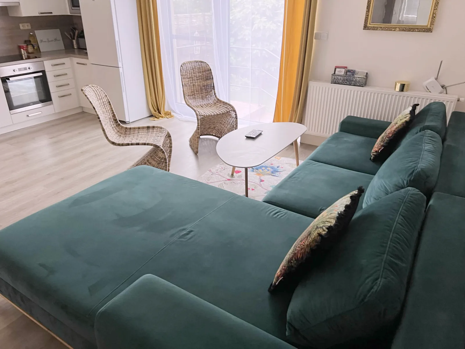 Salon z widokiem na ogródek